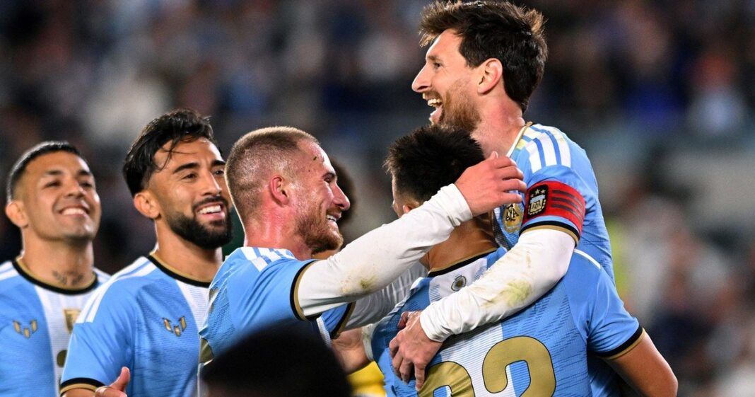 Lionel Messi ejecutando un penal en el partido entre Argentina y Benín