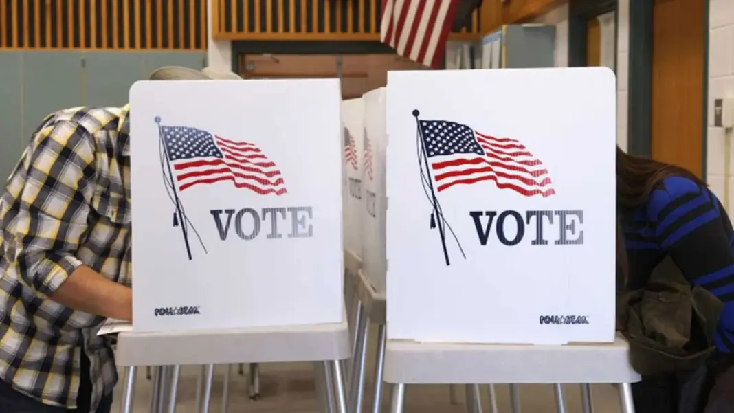 Centro de votación anticipada en Miami-Dade con electores formados