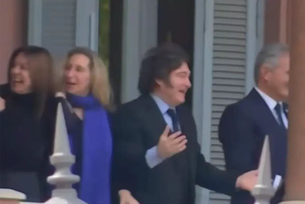 Javier Milei haciendo el gesto 'six seven' en el balcón de la Casa Rosada