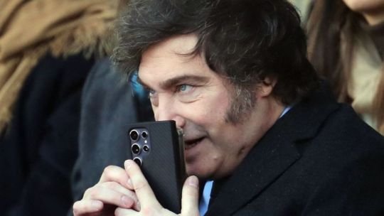 Javier Milei publicando en redes sociales