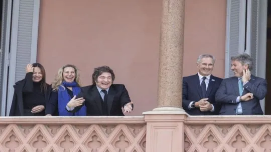 Javier Milei en el balcón de la Casa Rosada haciendo el gesto 