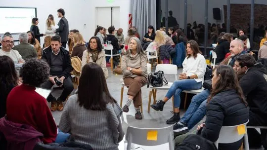 Familias y estudiantes en un entorno escolar de la Ciudad de Buenos Aires