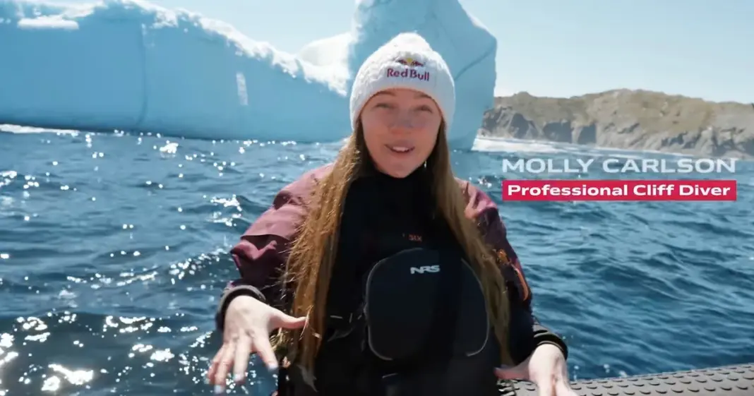 Molly Carlson saltando desde un iceberg en el Atlántico Norte