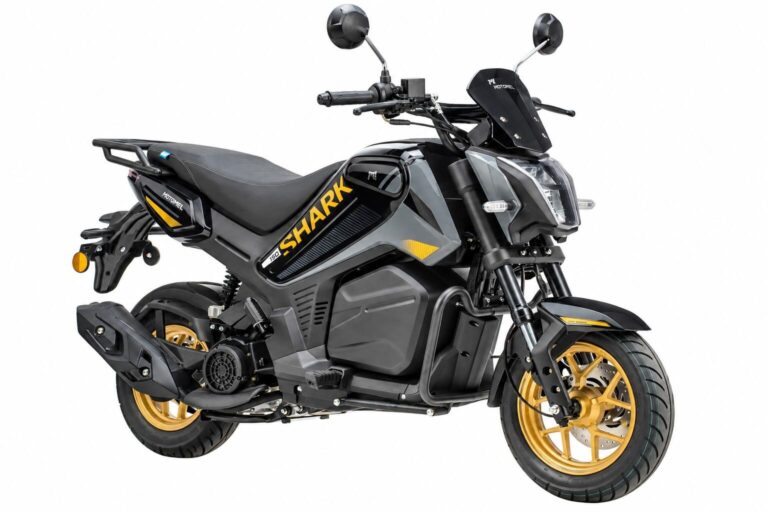Motomel Shark 150, moto automática de color negro con detalles en azul