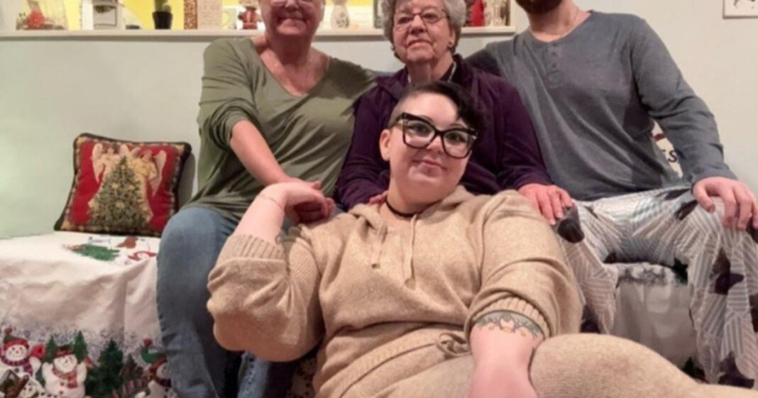 Laura Lee Ehrlich, de 54 años, junto a su familia