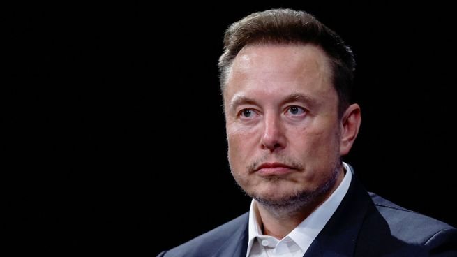 Elon Musk hablando en un evento