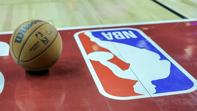 Logo de la NBA en una cancha de básquetbol