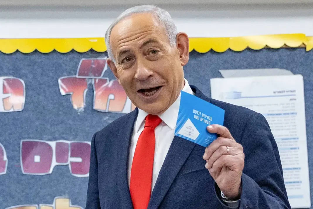 Benjamin Netanyahu votando en las elecciones de Israel
