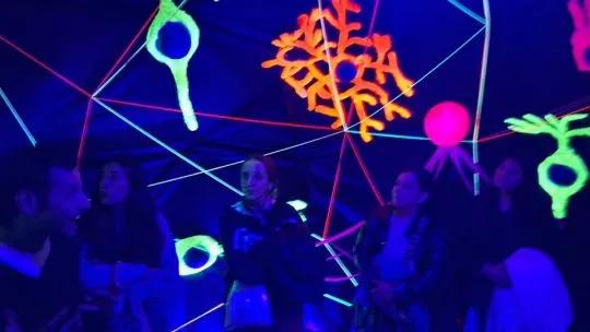 Ilustración de actividad neuronal y representación de rostros en el cerebro