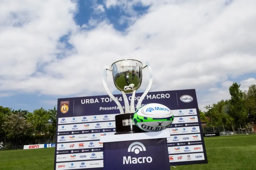 Jugadores de Newman festejando la victoria ante Alumni en el Top 14 de la URBA