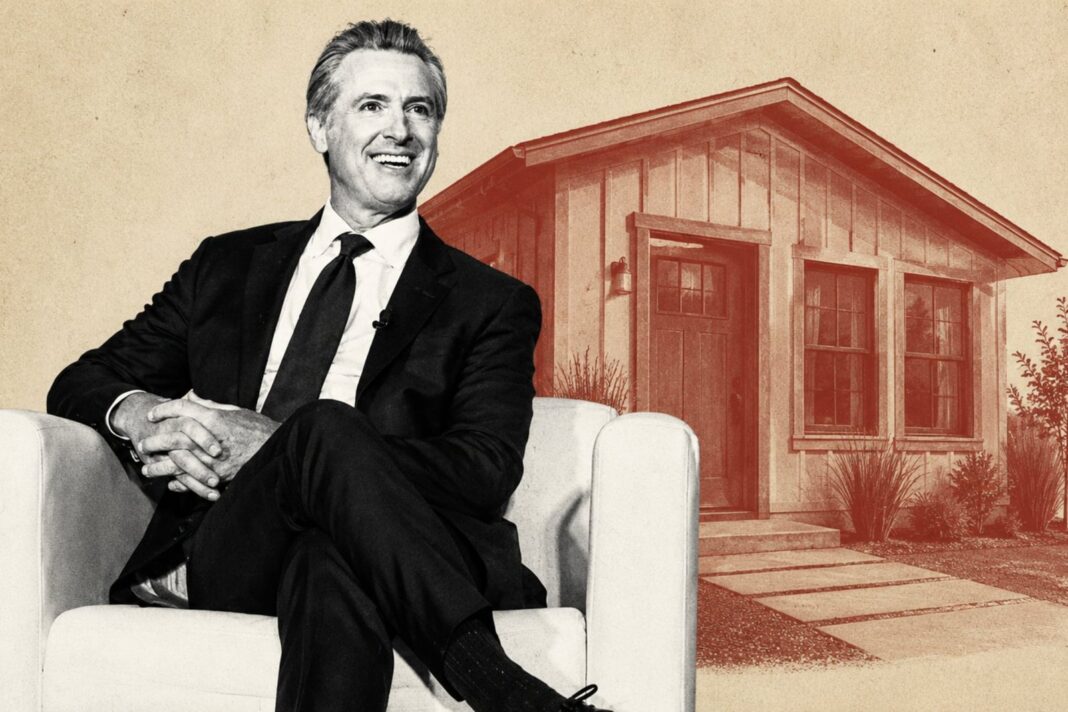 Gavin Newsom, gobernador de California, firmando la ley AB 2185