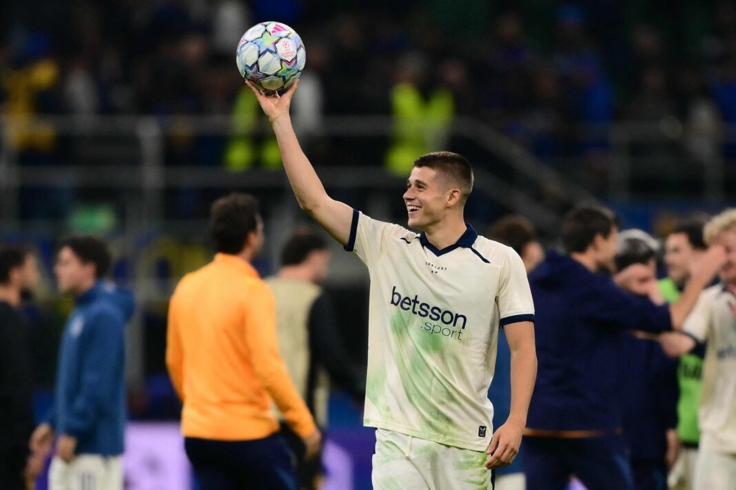 Nicolò Tresoldi celebrando un gol con la camiseta de Brujas