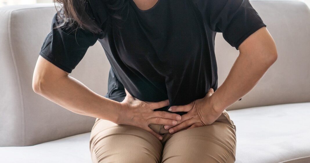 Especialista médico durante una consulta gastroenterológica