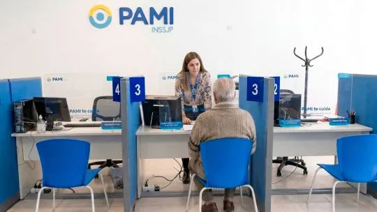 Afiliado de PAMI consultando la cartilla médica en la web oficial