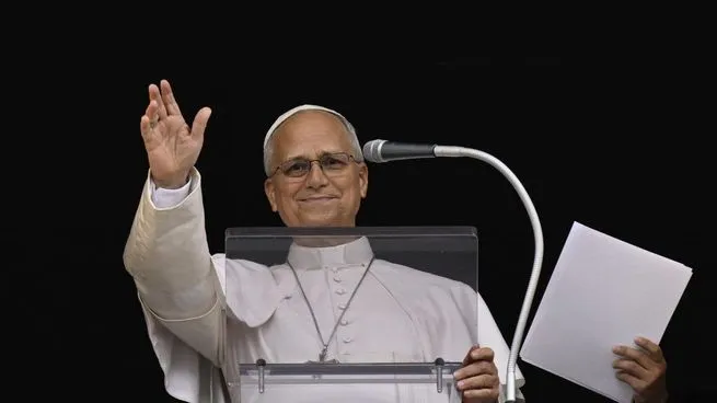 El papa León XIV durante el rezo del Ángelus en la plaza San Pedro