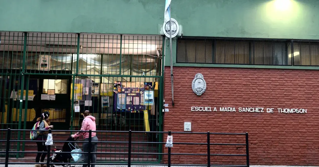 Docentes movilizándose con carteles que piden justicia por Nancy Godoy