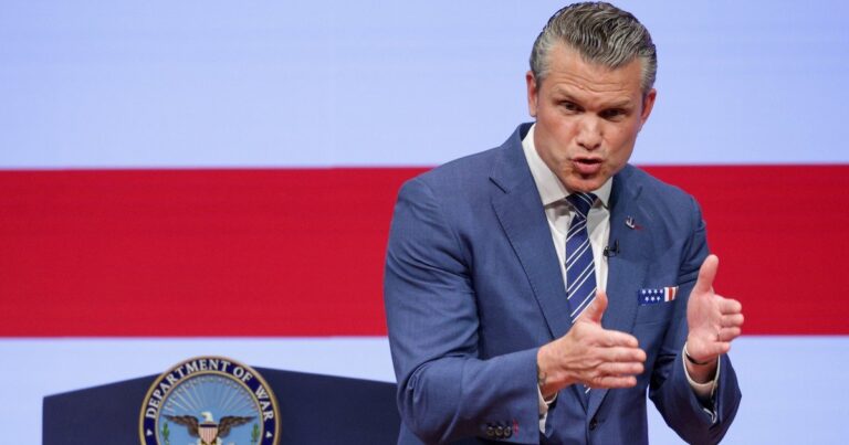 Pete Hegseth hablando en la base de Quantico, Virginia