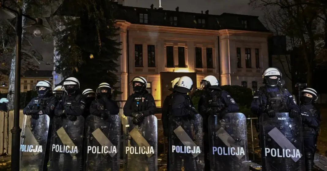 Policía polaca frente al Tribunal Constitucional de Varsovia