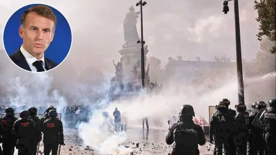 Manifestantes en una protesta en Francia con carteles y enfrentamientos con la policía