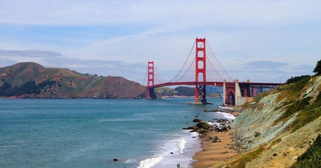 Vista del sendero Marincello en Marin Headlands, con el océano y la costa