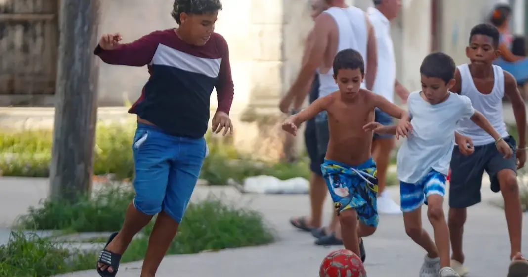 Niño mayor cuidando a su hermano menor en un entorno familiar