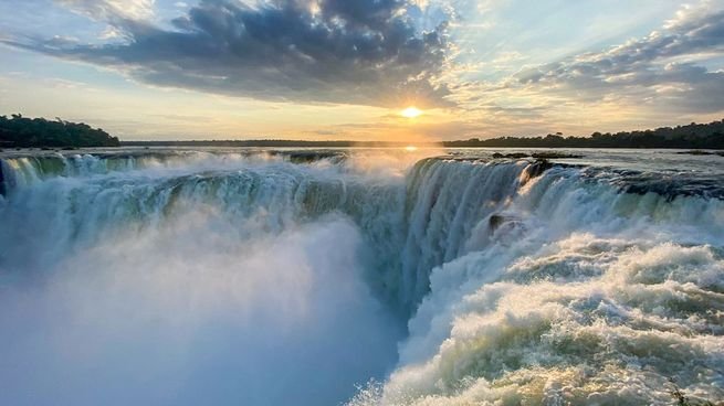 Vista de las Cataratas del Iguazú con el caudal del río en descenso