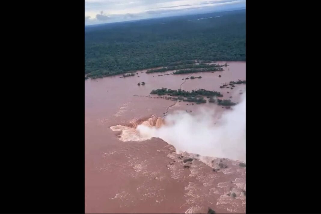 Pasarelas de las Cataratas del Iguazú con crecida del río