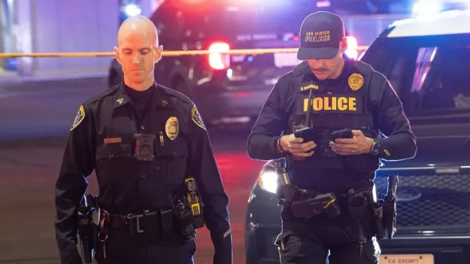 Agente de policía de San Diego revisando un informe en una computadora