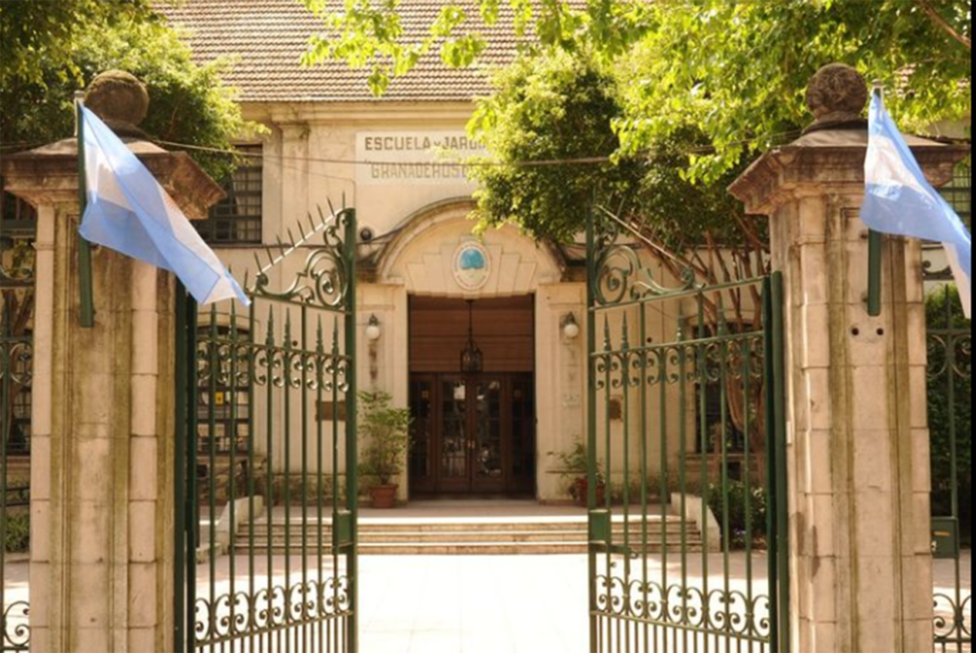 Fachada del colegio Granaderos de San Martín en Palermo, donde se denunció a una docente por grabar a sus alumnos