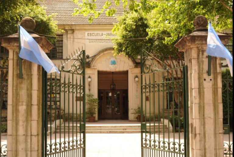 Fachada del colegio Granaderos de San Martín en Palermo, donde se denunció a una docente por grabar a sus alumnos