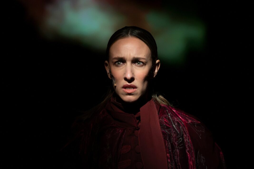 Belén Pasqualini en una escena del musical (Ser) James