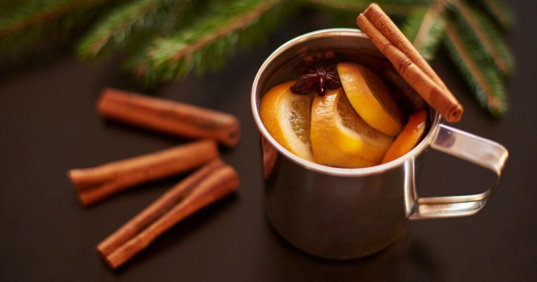 Olla con agua, cáscaras de limón, ramas de canela y romero para preparar un simmer pot