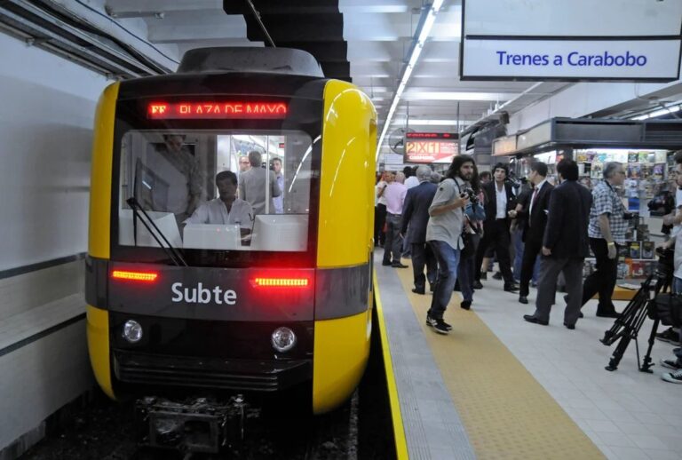 Formación de la línea A del subte en una estación
