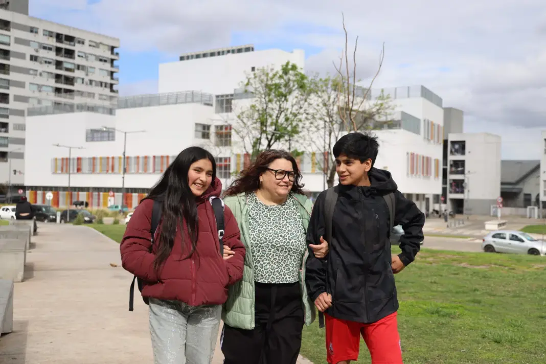 Julieta junto a sus hijos Tiziano y Naomi en su casa de Parque Patricios