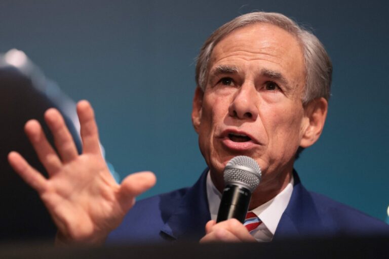 Greg Abbott, gobernador de Texas, durante un anuncio oficial sobre educación superior