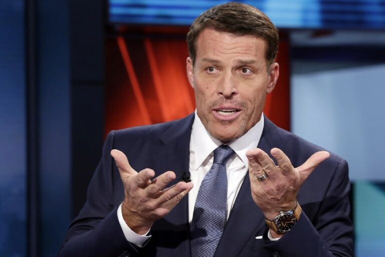 Tony Robbins durante una conferencia motivacional