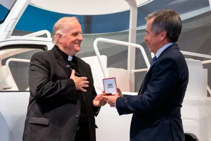 Presentación del papamóvil de Toyota para el Papa León XIV en el concesionario Kansai