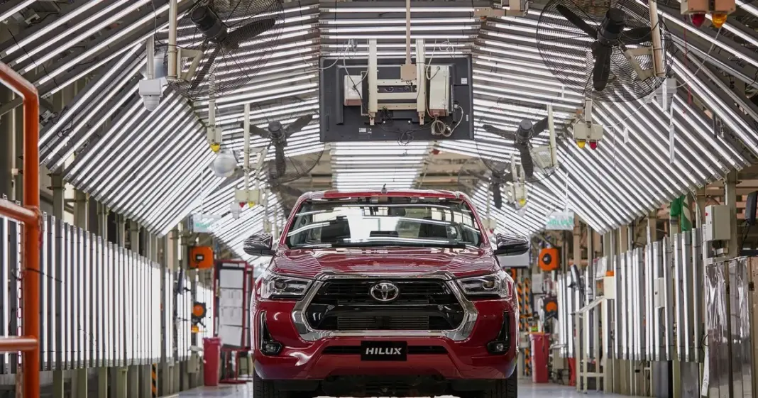 Toyota Hilux blanca fabricada en Argentina, modelo elegido como papamóvil