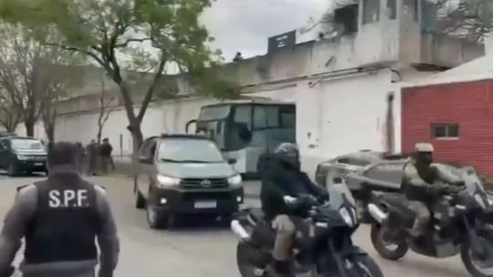Traslado de presos desde la cárcel de Devoto hacia el complejo penitenciario de Marcos Paz