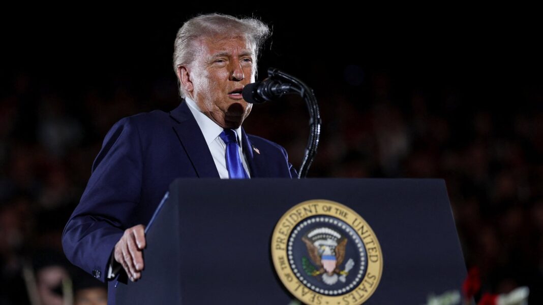 Donald Trump durante un acto político en Mobile, Alabama