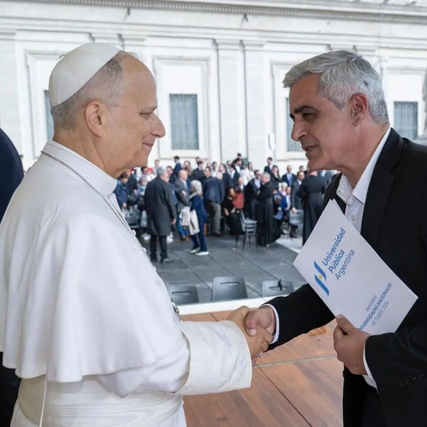 Franco Bartolacci, presidente del Consejo Interuniversitario Nacional, junto al papa León XIV durante una audiencia