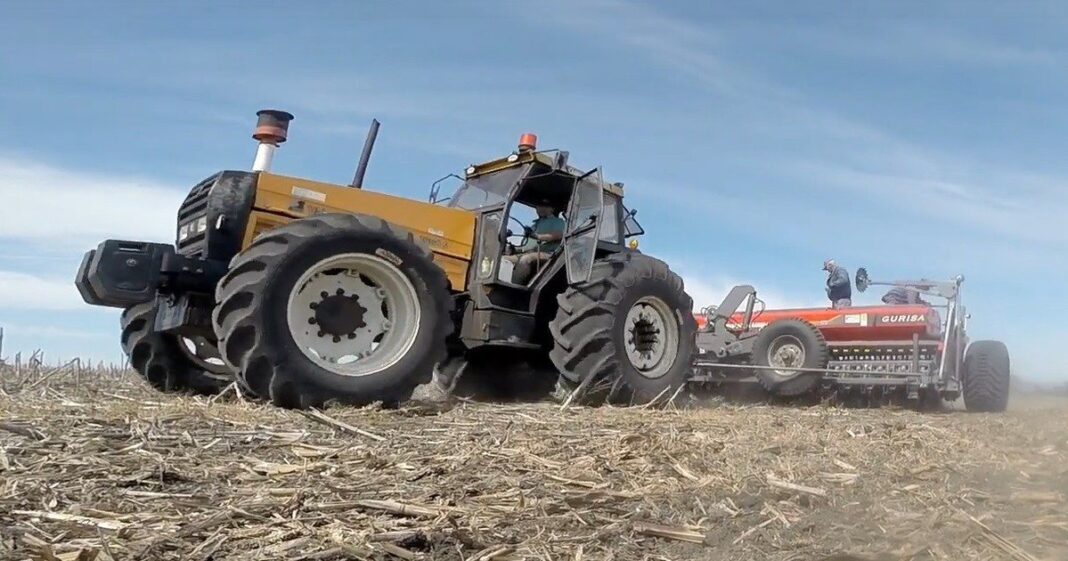 Maquinaria agrícola en un campo argentino