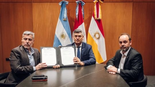 Intendente Daniel Passerini y ministro Juan Pablo Quinteros durante una conferencia de prensa