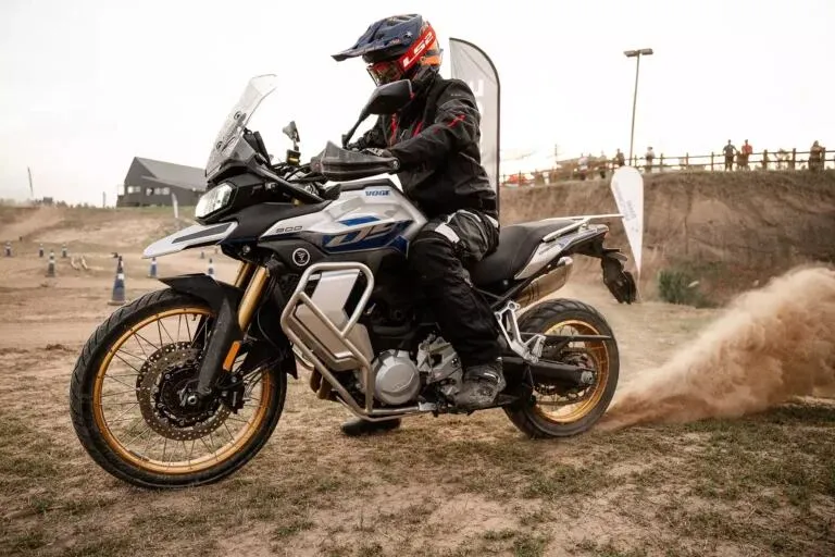 Moto Voge DS900X en color negro, modelo trail de alta cilindrada