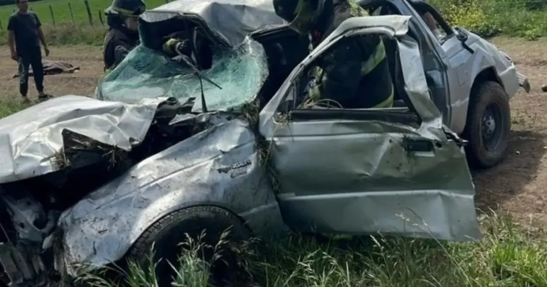 Camioneta Ford Ranger volcada en la banquina de la Ruta Nacional 34, cerca de Rafaela