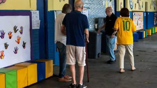 Sesión de votación en Brasil con urnas electrónicas